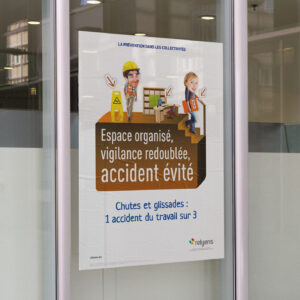 Illustration de l'affiche sur l'importance d'avoir un espace organisé pour éviter les accidents