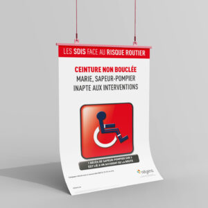 Illustration de l'affiche sur les risques routiers dans les SDIS et l'importance de boucler sa ceinture