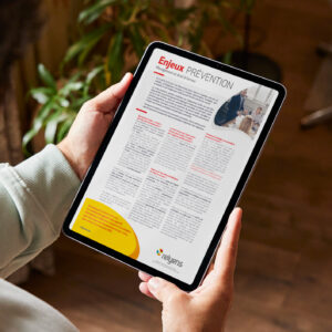 Image d'un article rédigé par Relyens sur le "Management et droit à l'erreur". Une personne lit le contenu sur sa tablette.