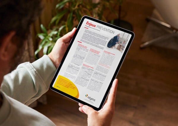 Image d'un article rédigé par Relyens sur le "Management et droit à l'erreur". Une personne lit le contenu sur sa tablette.